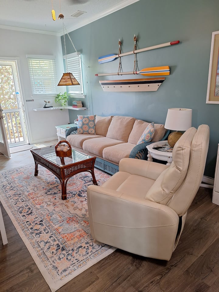 Backyard Bungalow.....6 Blocks  To Beach! - Jacksonville Beach, FL