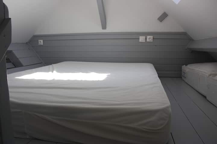 في الميزانين فوق المطبخ: 1 سرير مزدوج 140 × 200 سم مع مرتبة واحدة على الأرض. توجد الملاءات واللحاف والوسادة في صناديق التخزين.