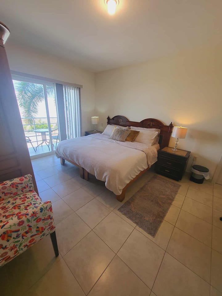 Kitanda cha ukubwa wa King chenye duvet ya hypoallergenic, mianzi ya misimu 4 na burgundy. Savana zote ni pamba asilimia 100 kutoka Misri na Ureno. Seti ya kitanda inaweza kutofautiana lakini zote zina ubora sawa. Ina roshani ya kujitegemea, meza na viti viwili.