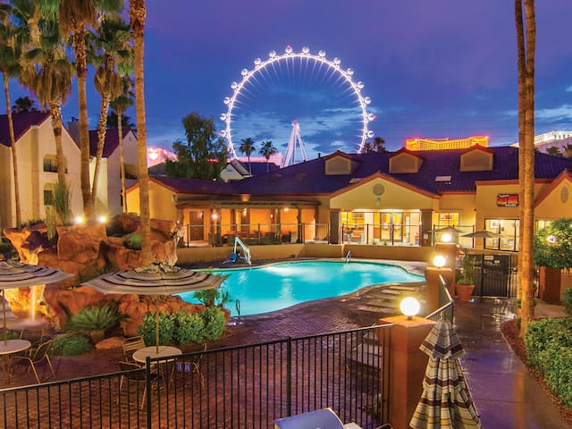 2BR Close to Strip-Pools & Hot tub + Full kitchen