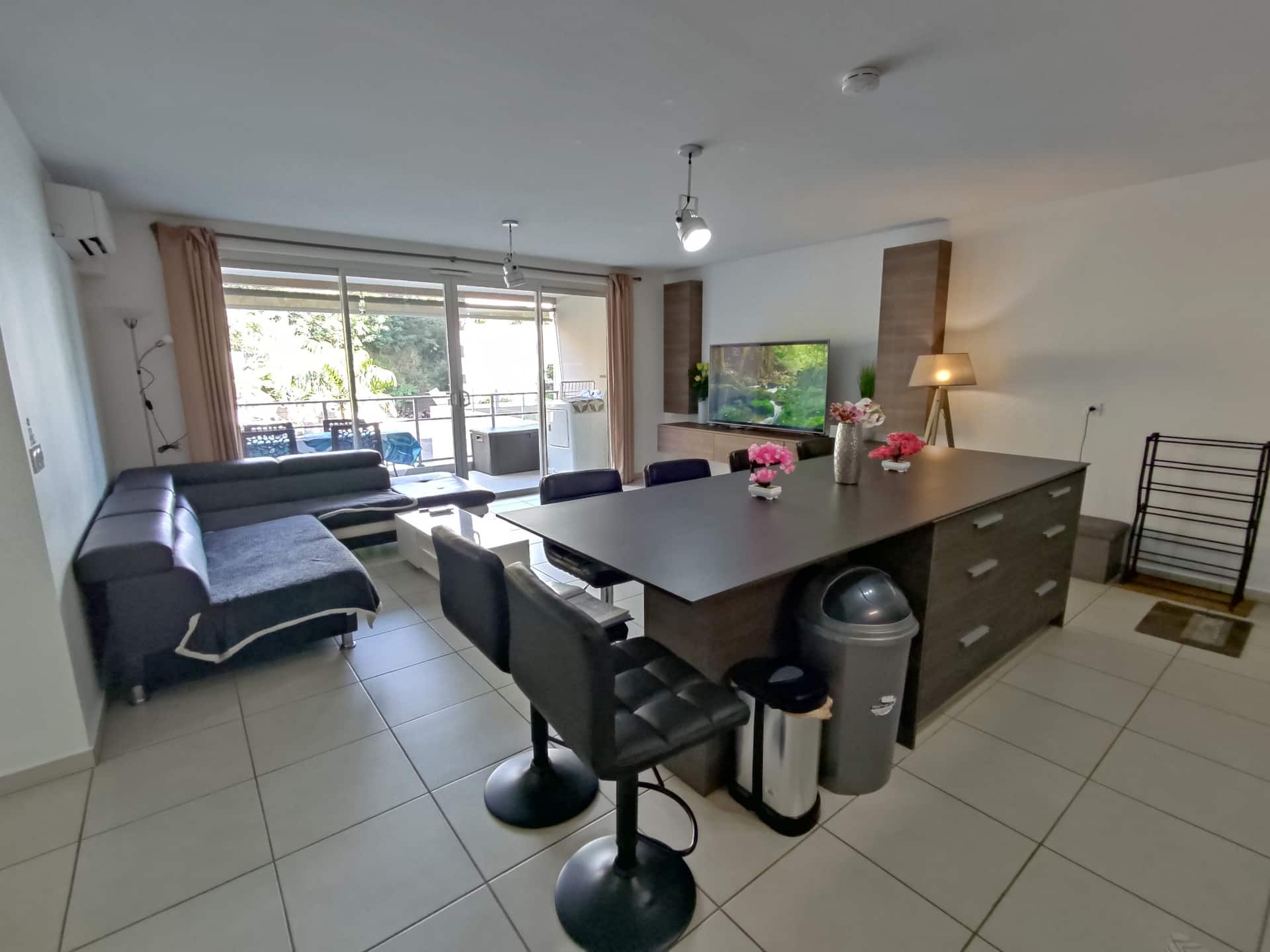 Elegant 2-bed flat Papeete, AC, parking, WiFi +