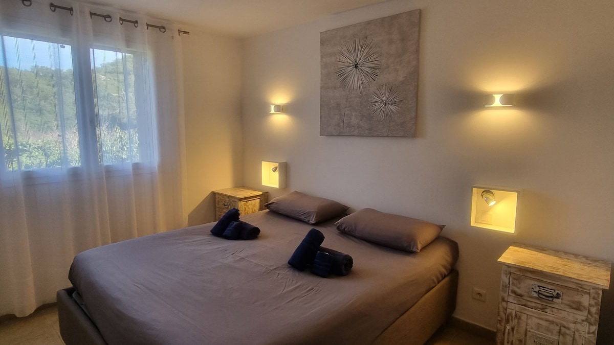 Მთავარი საძინებელი არის კომფორტული და მყუდრო სივრცე, მათ შორის, სააბაზანო და ცალკე ტუალეტი დამატებითი კომფორტისთვის.