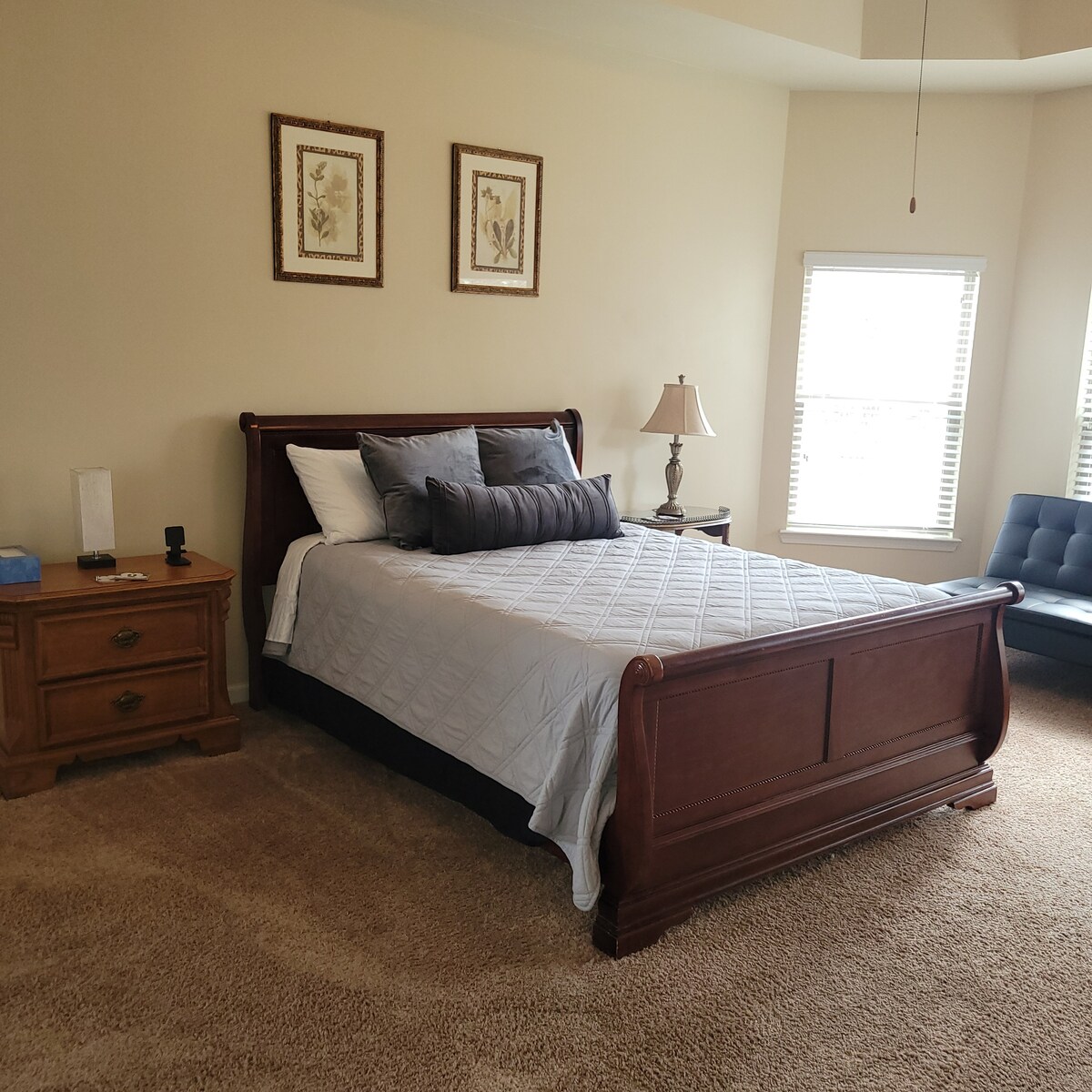 Vrlo velika glavna spavaća soba.  Ima vlastitu kupaonicu s dva umivaonika u apartmanu.   