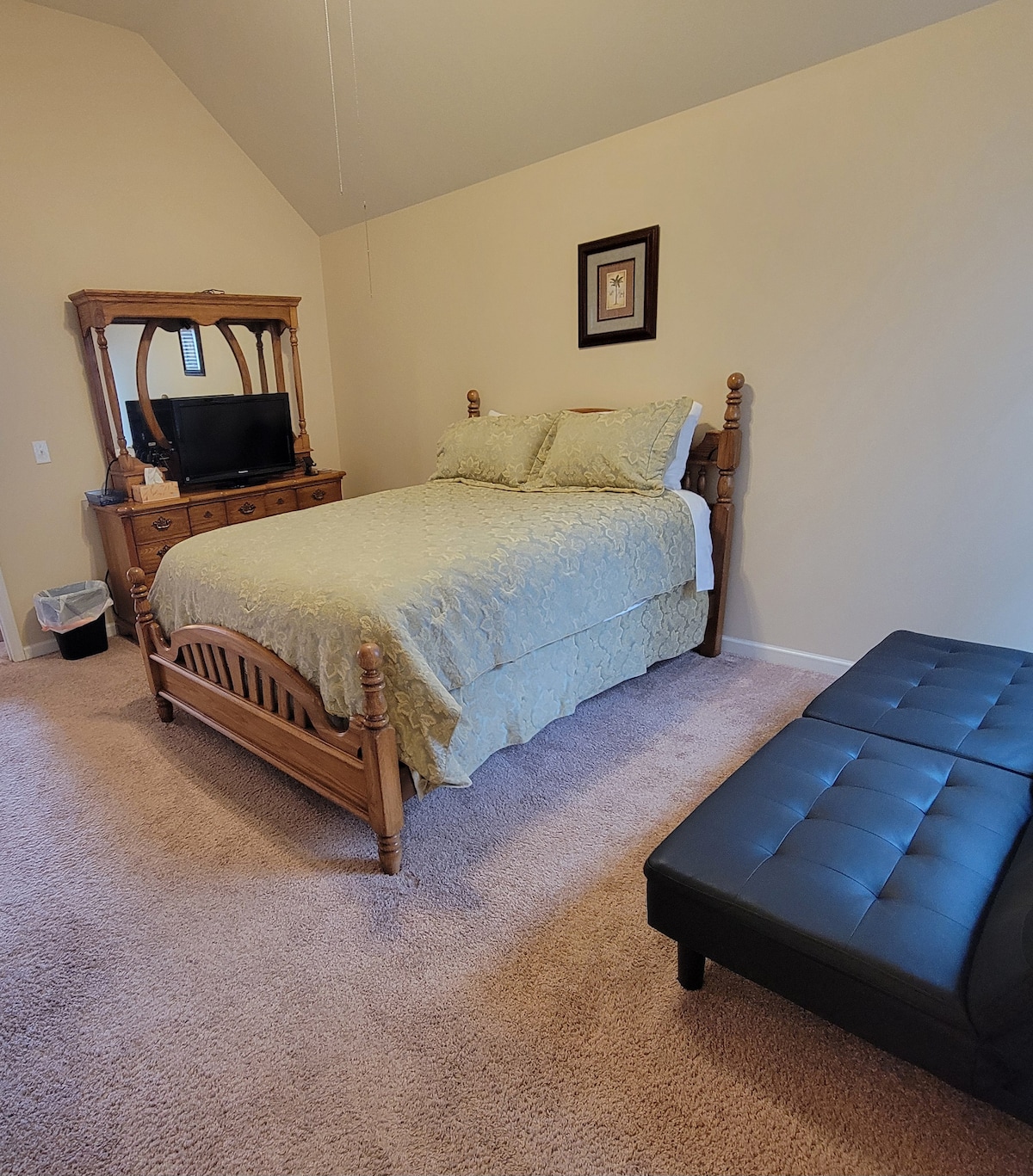 Spavaća soba (2) ima futon koji se može koristiti za spavanje.    