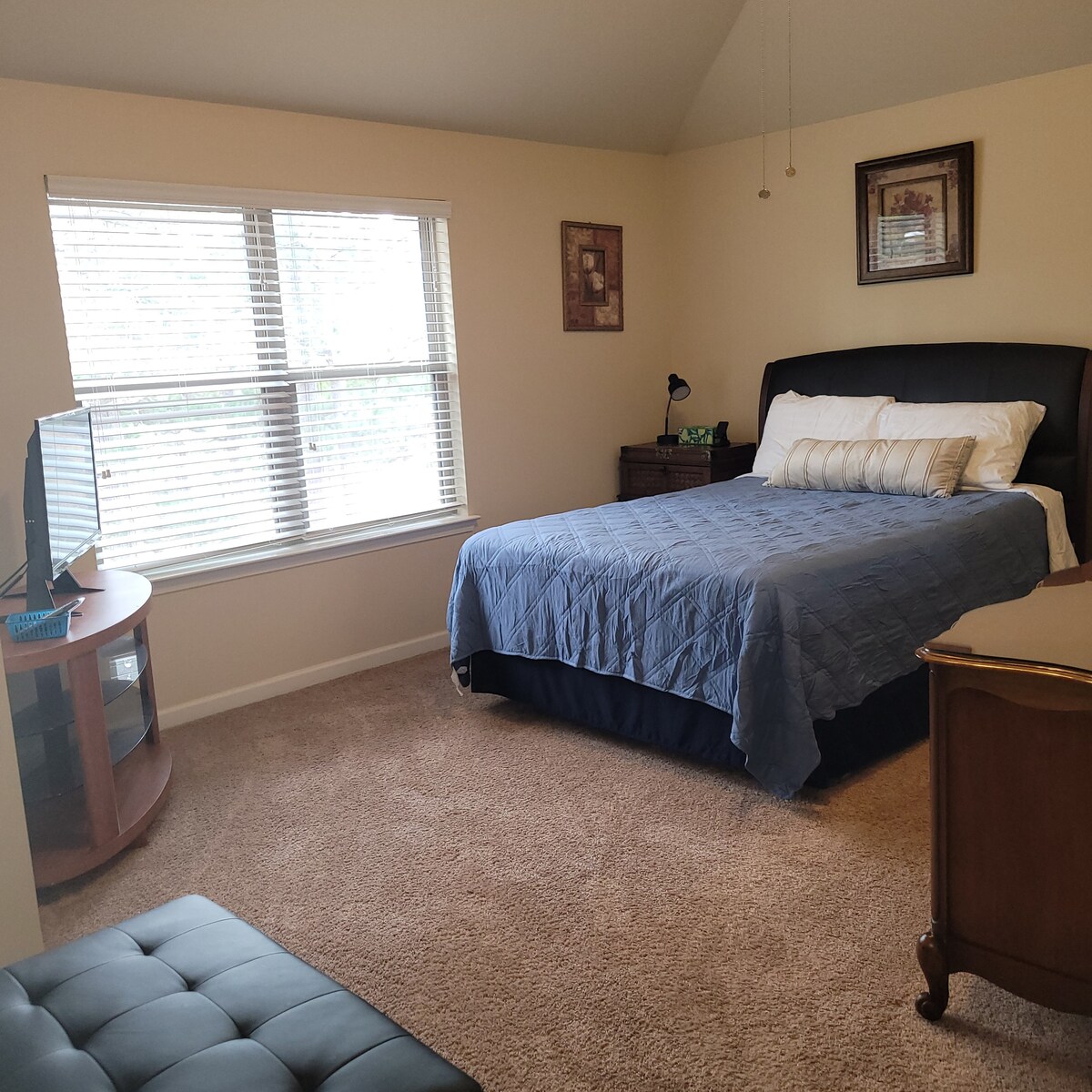 Ova spavaća soba ima Jack i Jill kupaonicu i vlastiti umivaonik u apartmanu.