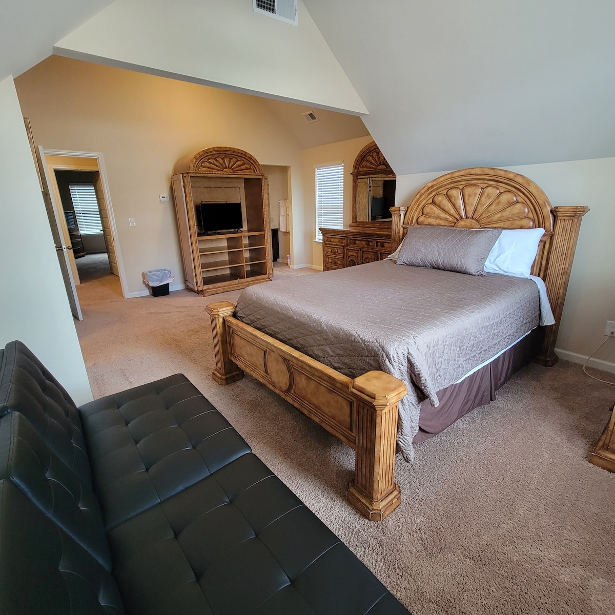  Vrlo veliki drugi majstor na 2. katu.  Spavaća soba (3) dijeli kupaonicu s Jackom i Jill, ima vlastiti umivaonik u apartmanu i futon koji se može koristiti za spavanje.  