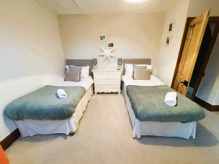 Dormitorio doble grande con cómoda, armario y tocador.