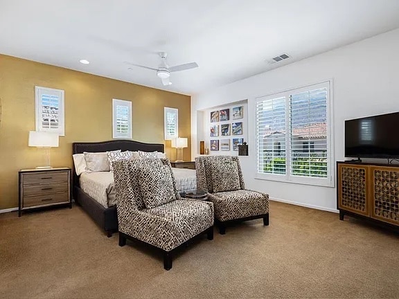 Chumba cha kulala cha msingi na kitanda cha mfalme na TV