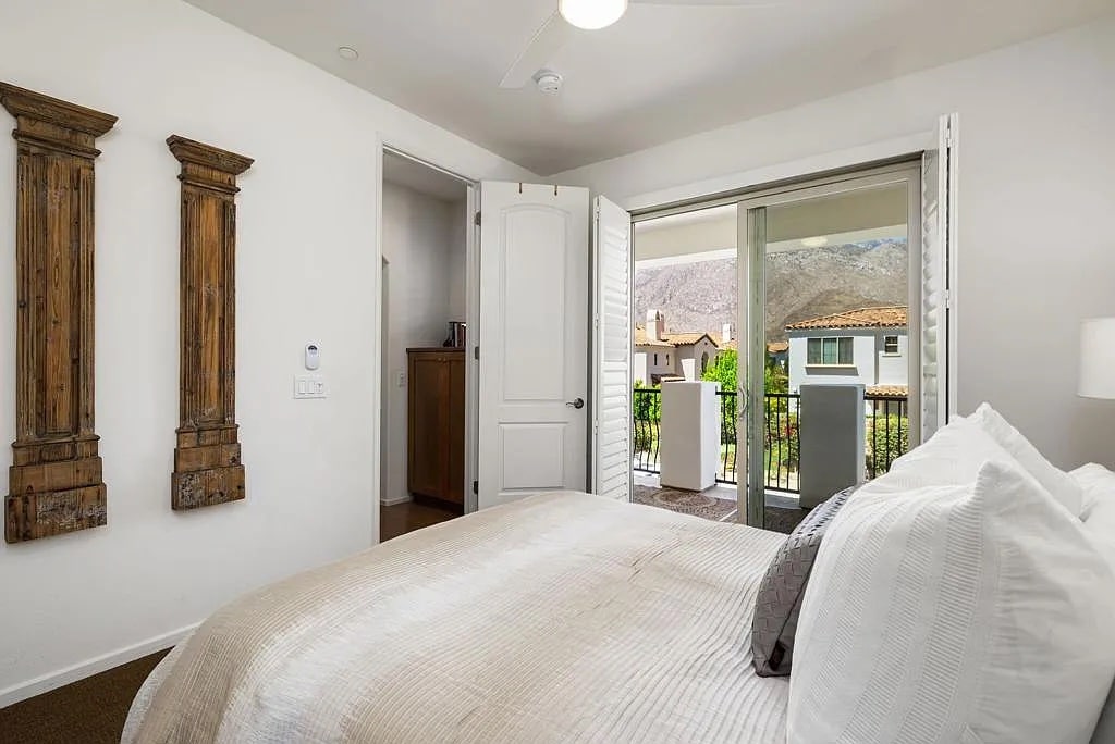 Chumba cha wageni kilicho na kitanda aina ya queen na ufikiaji wa baraza iliyofunikwa