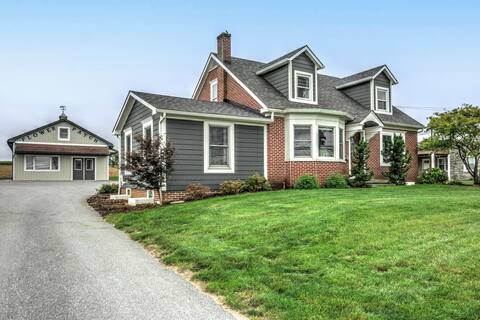 Flower Patch Cottage*Hot tub*5 bedroom,4 bath