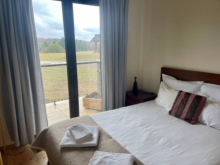 Dormitorio principal con cama de matrimonio y armario incorporado y baño privado.