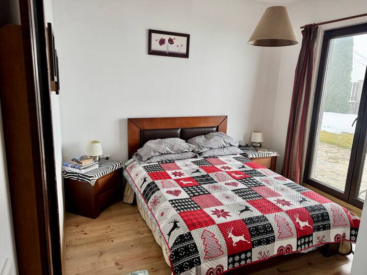Cama doble con buit en el armario y baño privado.