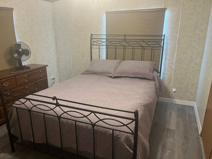 Ambas habitaciones tienen una puerta a un baño completo.