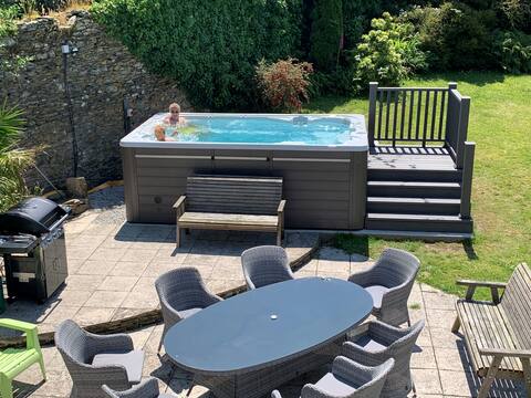 Superb Farmhouse nr Sea - Animals, Pool & Hot Tub