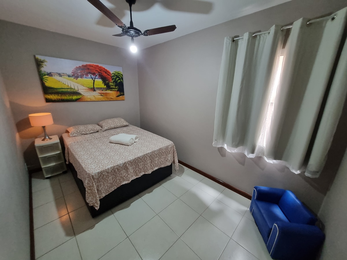 Izba pre pohodlné ubytovanie páru s ventilátorom, posteľou v kufri a zásuvkou na oblečenie. 