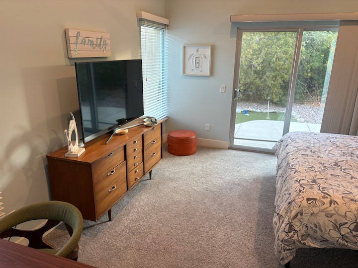 Televisión de55pulgadas con aplicaciones de streaming disponibles, solo tienes que iniciar sesión con nombre de usuario y contraseña