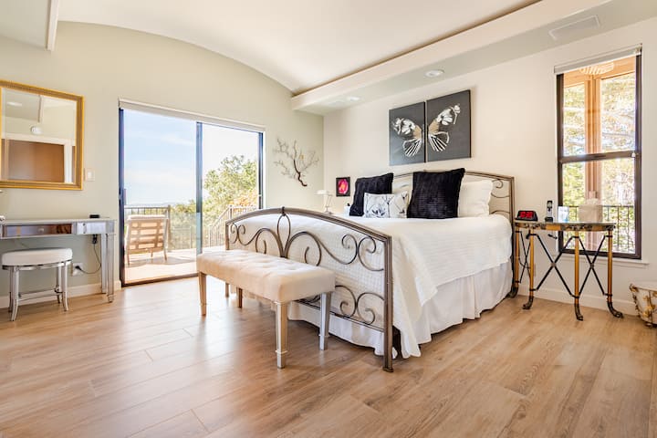 Основная спальня с собственной ванной комнатой с двойной раковиной, джакузи, душем с сиденьем, видом на долину Сонома и доступом к верхним зонам отдыха на террасе.