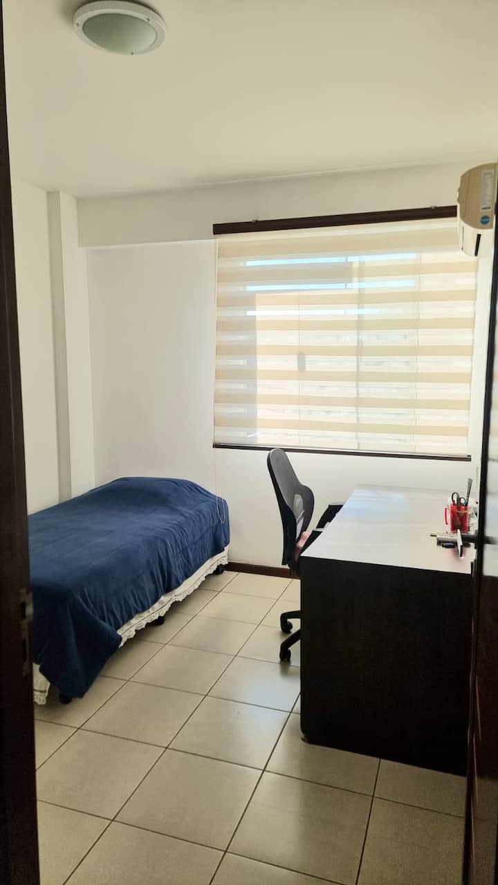 Соба со кревет од 1,5 метар и работна маса.