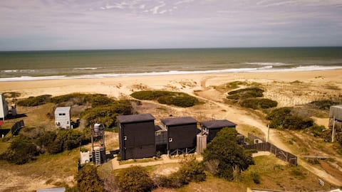 Airbnb con mejor rendimiento: ALMAR | Oceanfront Boutique Cabin C2 en Punta Rubia