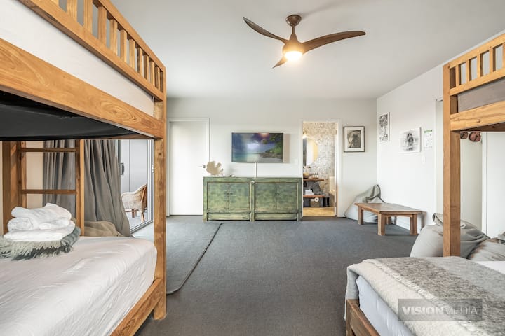 למעלה (חדר ילדים - או חדר זוגי שלישי) 3 מיטות קומותיים בתוספת מיטת קווין סייז אחת - פונה לטלוויזיה, חדר רחצה וחדר ארונות. פופים ודק משמאל.