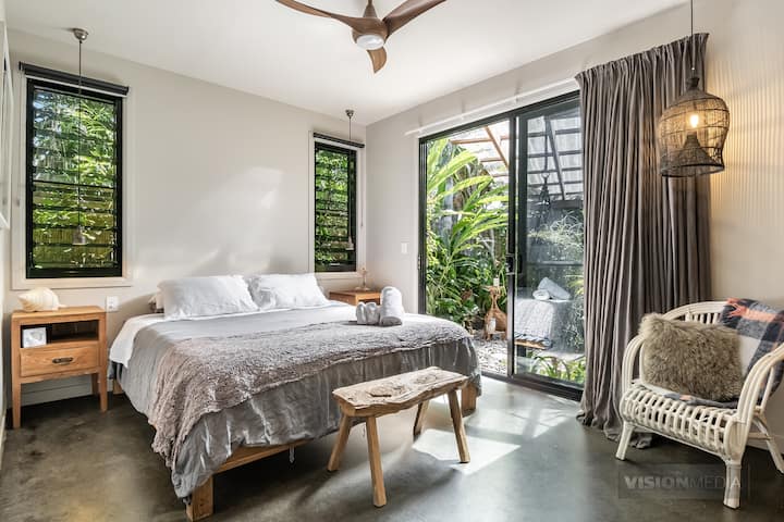 חדר השינה הראשי - משמאל נמצא חדר הרחצה הפנימי - מימין נמצאת הדלת ההזזה לחדר הרחצה החיצוני