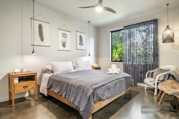 חדר השינה השני בקומת הקרקע עם מיטת קינג סייז