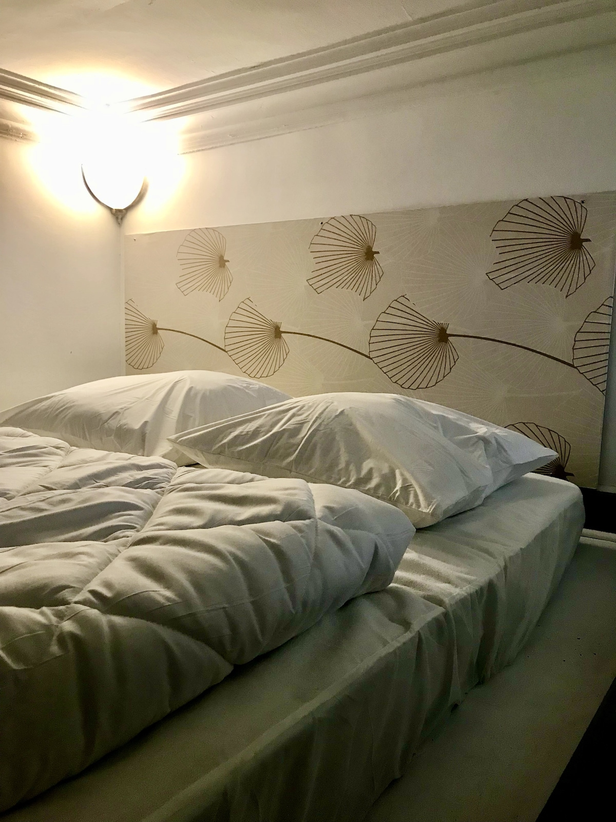 Lit en mezzanine, matelas 140cm
hauteur 1m environ.