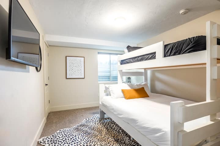 # 4-卧室（标准双人床底部，双人床顶部）位于地下室
