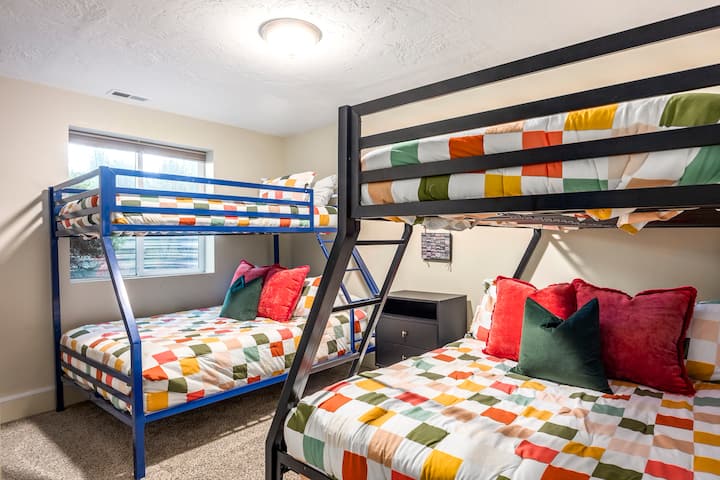 # 6-卧室（ 2张双层床。 底部满了，双胞胎上衣）位于地下室。