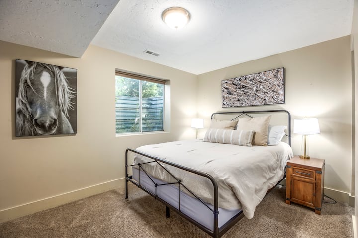 # 5-卧室（标准双人床）位于地下室