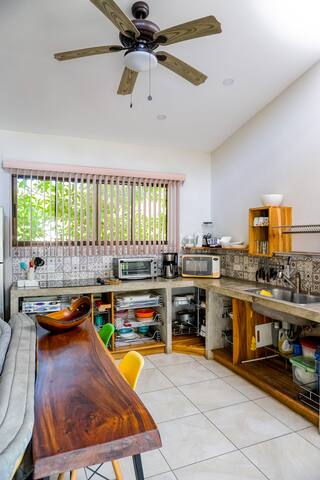 Casa Colono: 10 min Walk to Surf, Beach & Monkeys