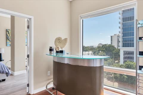 Top Airbnb: Beautiful Downtown Condo 1/1 in South Eola