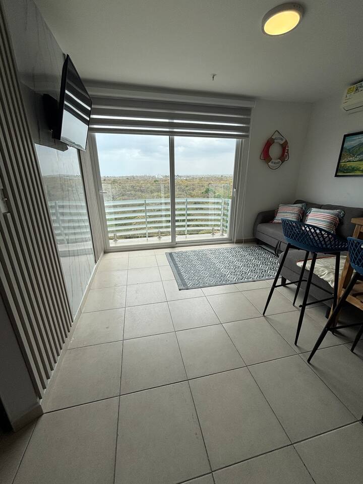 房间可欣赏壮丽的山景和海景。 此外，它还配有电视和无线网络。