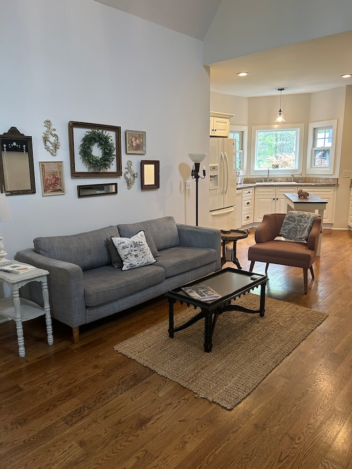 Charming Two Bedroom Suite Near The Grand Ole Opry - Nashville, TN