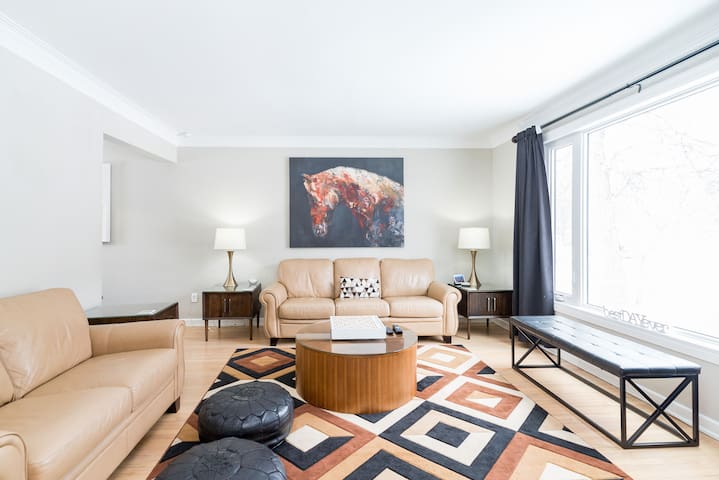 Academy/Wellington, 5 beds, 4 Big TV’s, parking