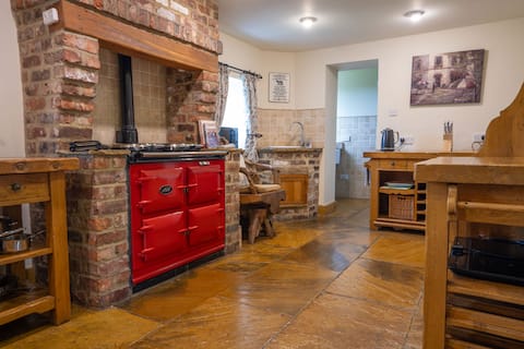 Sleeps 12, 6 Bedroom, 3 Ensuite, Village Location.