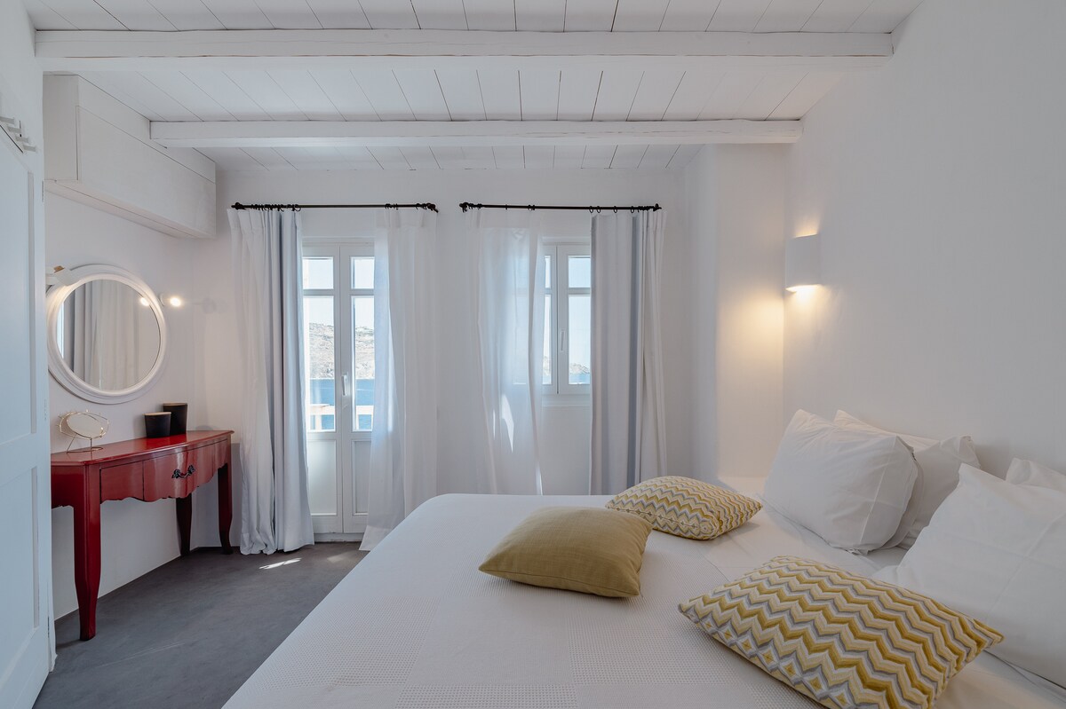 Naša glavna spavaća soba na prvom katu s bračnim krevetom, balkonom i nevjerojatnim pogledom !!!!!