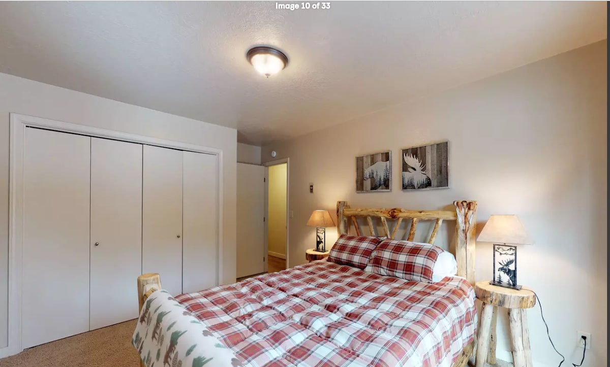 سرير بحجم كوين، يتشارك السطح الأمامي مع غرفة النوم 2