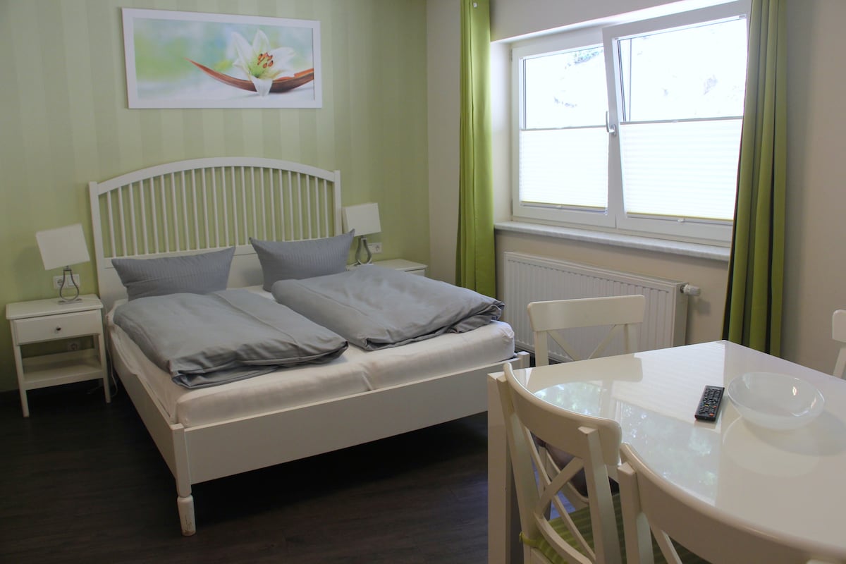 Დასასვენებელი ღამეები ჩვენს საოჯახო ოთახში. Მთავარ საძინებელში დაგხვდებათ არა მხოლოდ მყუდრო ორადგილიანი საწოლი (180x200), არამედ სასადილო მაგიდა, რომელიც მთელ ოჯახს იტევს. 