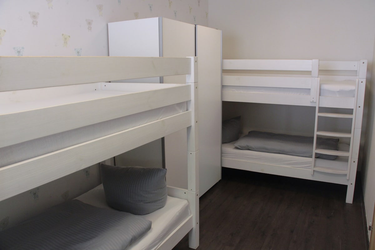 Საბავშვო ოთახში არის 2 ორსართულიანი საწოლი და დიდი გარდერობი. Მოთხოვნისამებრ, შესაძლებელია ჩვილებისთვის /პატარა ჩვილებისთვის განკუთვნილი სამოგზაურო საწოლის დაჯავშნა. 