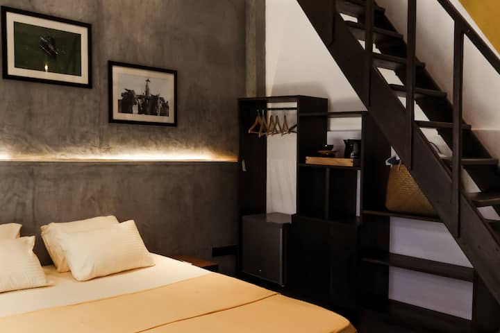 Im Erdgeschoss der Premium-Cabana befindet sich ein Doppelbett, ein offener Kleiderschrank, sowie das angeschlossene Badezimmer.