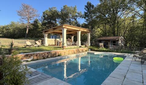 Lubéron, Provence, house with view over Roussillon