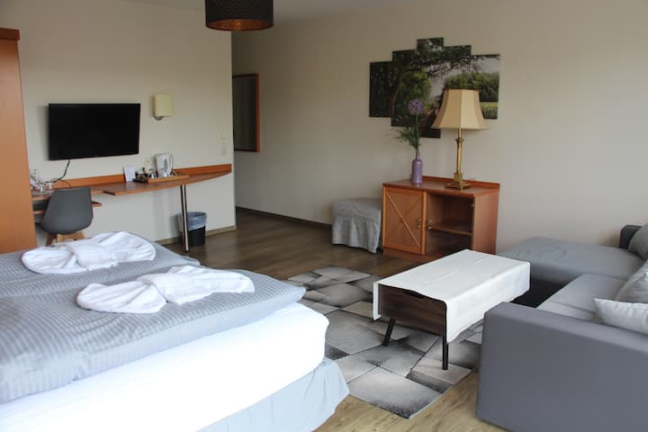 Vista de nuestra suite con televisores y zona de estar