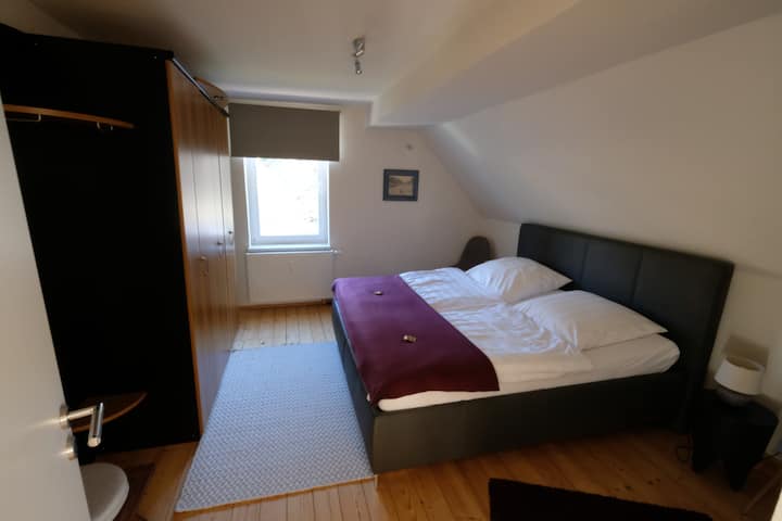 Schlafzimmer 1