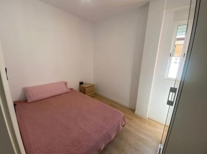 En 135 cm bred säng, perfekt för två personer att sova bekvämt. Rummet har en byrå och en garderob för klädförvaring.