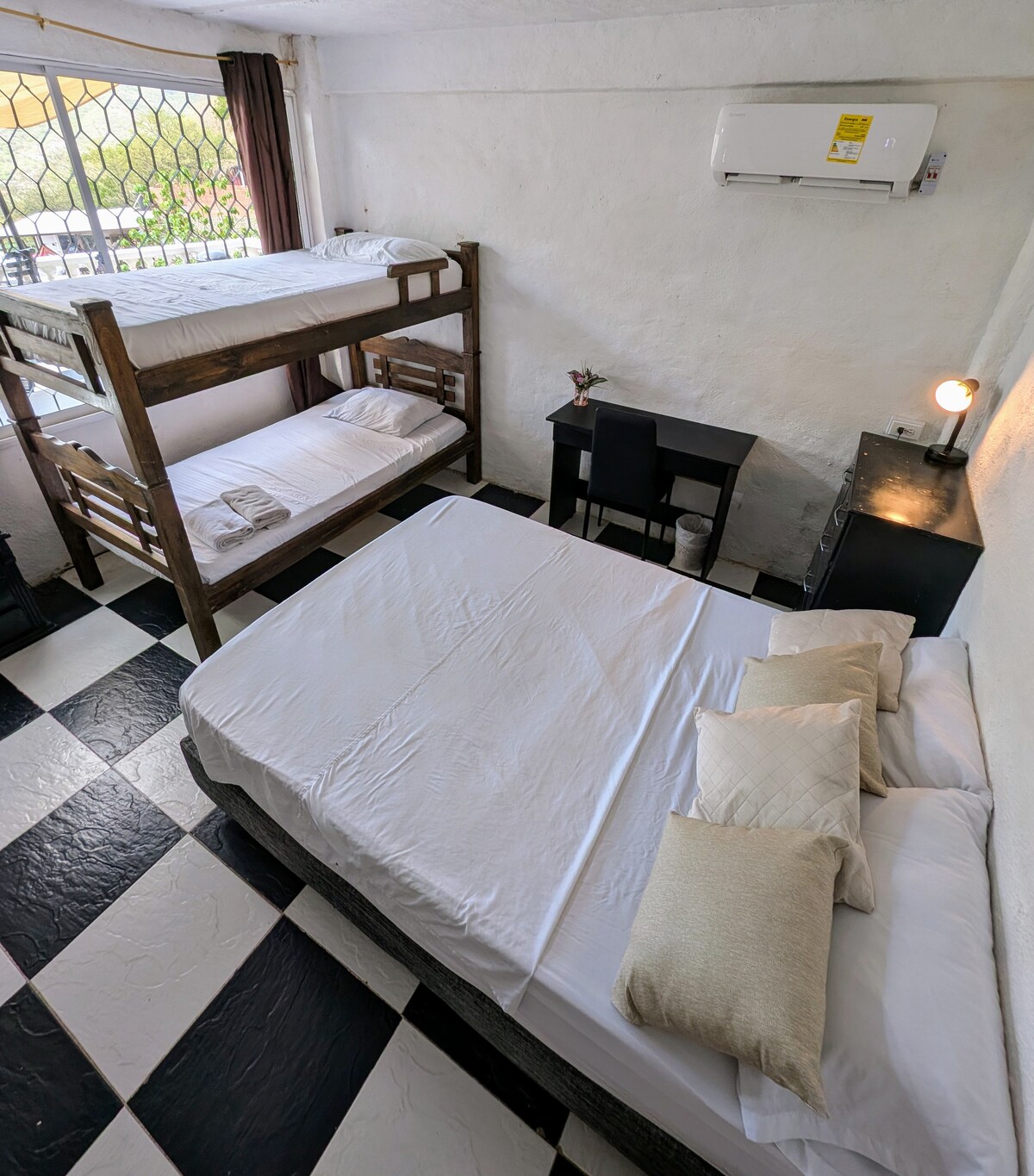 ห้อง # 2 มีเตียงคู่ 1 หลังและเตียงสองชั้น 1 หลัง