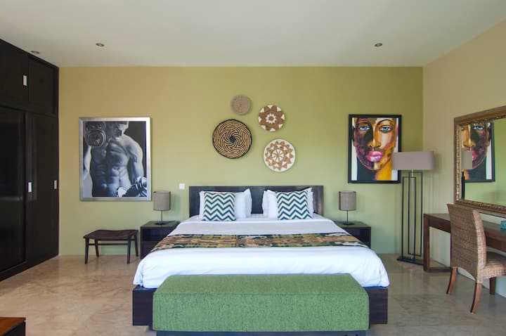 Priestranná hlavná spálňa na prvom poschodí s pohodlnou manželskou posteľou King.