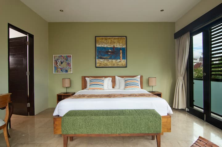 Druhá priestranná spálňa na poschodí s pohodlnou manželskou posteľou King.