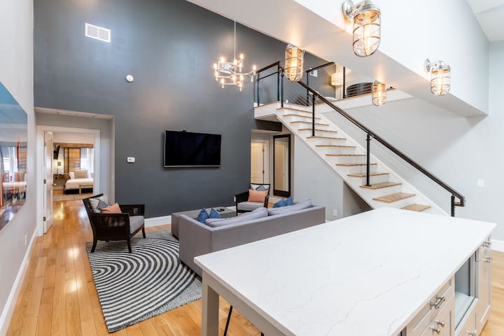 Modern Condo w/Loft and Kitchenette on Thames St