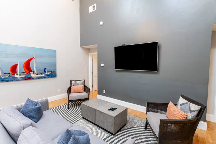 Modern Condo w/Loft and Kitchenette on Thames St gallery image 3